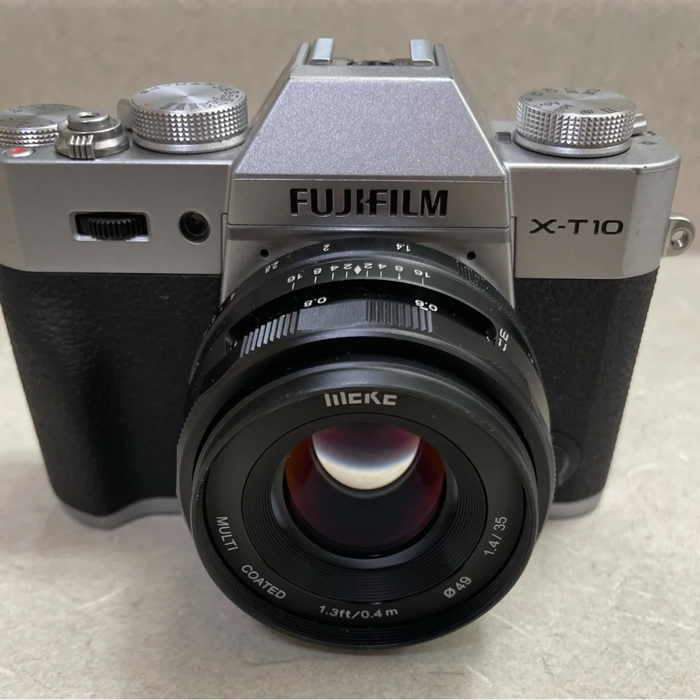 Fuji XT10 with 2 Straps, charger, 5x Batteries, 2 lenses!